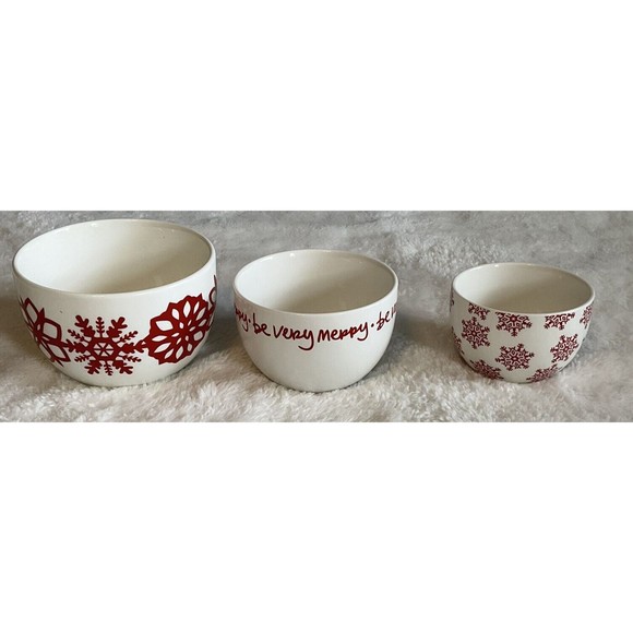 Crate & Barrel Nesting Bowls Red White Christmas Sayings/Snowflake Set of 3 EUC - Picture 1 of 6
